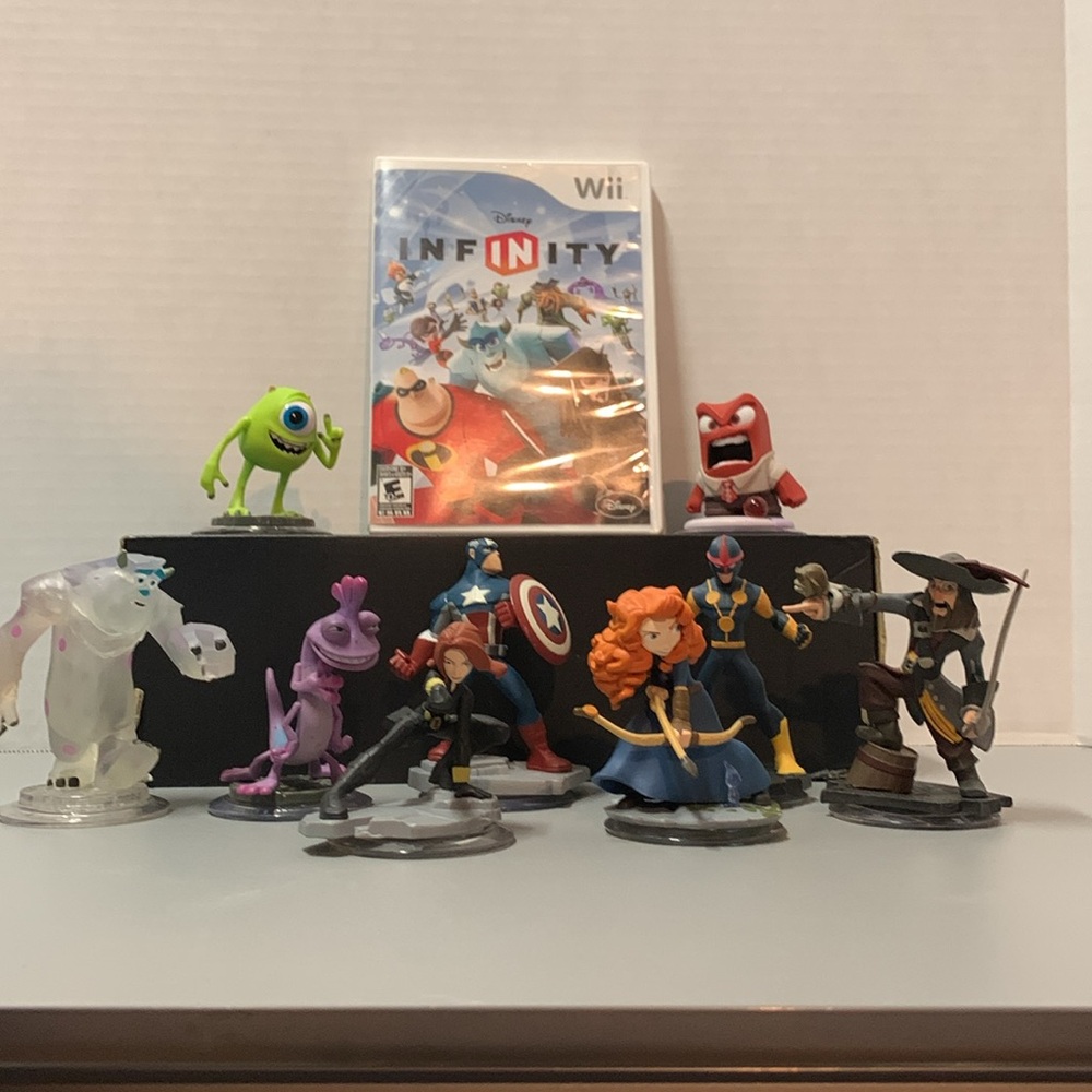 Disney INFINITY Wii Software  & LOT of 9 DISNEY FIGURES